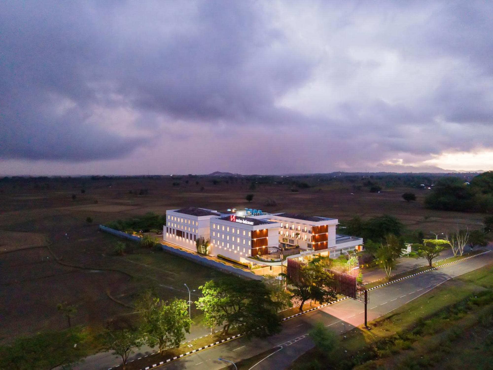 Swiss-Belcourt Lombok Hotel Praya Exterior photo